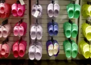Tips Padu Padan dengan Sepatu Crocs, Gaya yang Modis dan Nyaman